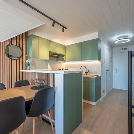 Sunny With Terrace & Pool Near The Apartment